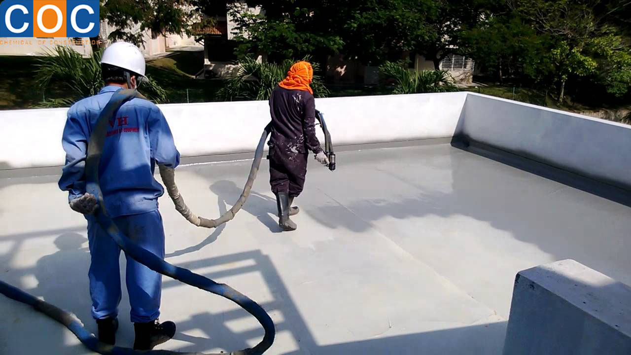 Công nhân thi công chống thấm sàn mái bằng Neoproof Polyurea R
